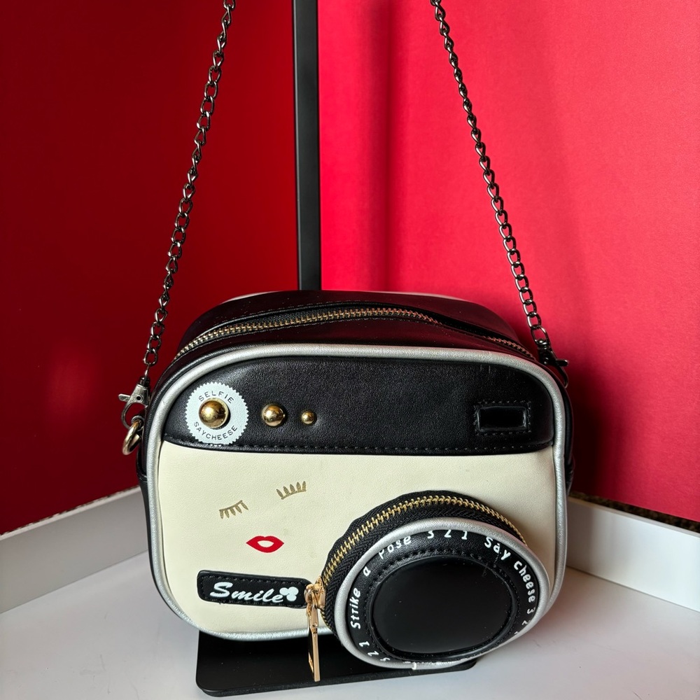 CAMERA SHAPED BAG includes 3 straps; two Crossbody and one to make it a satchel - Picture 1 of 11